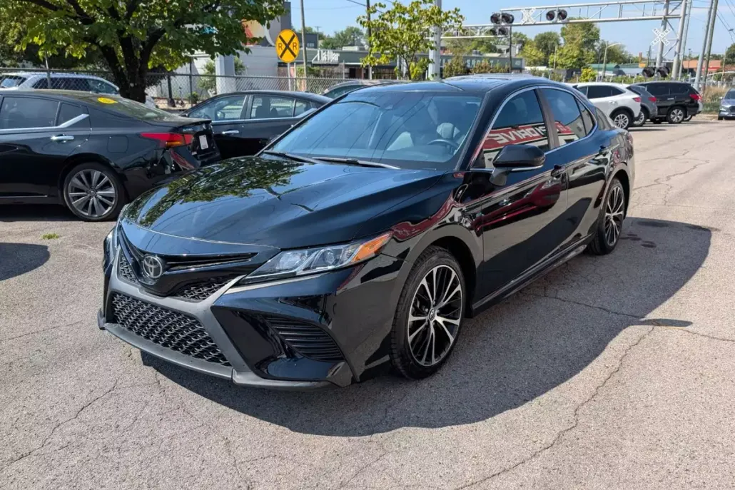 2018 Toyota Camry SE photo 1