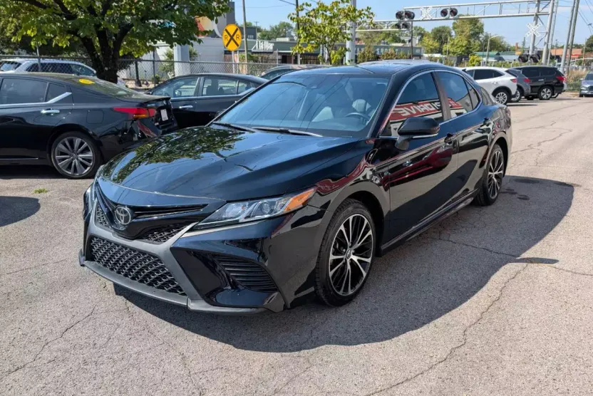2018 Toyota Camry SE photo 1