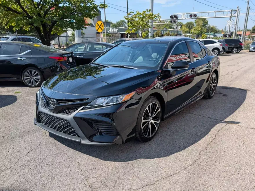 2018 Toyota Camry SE photo 1
