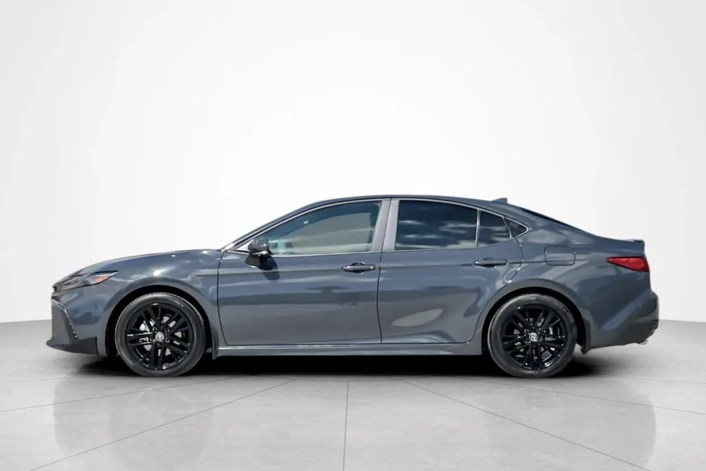 2025 Toyota Camry SE photo 1