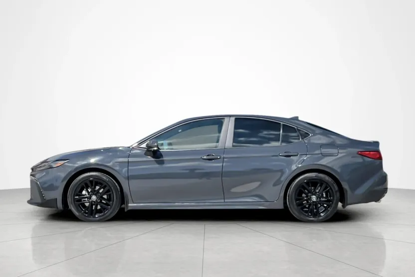 2025 Toyota Camry SE photo 1