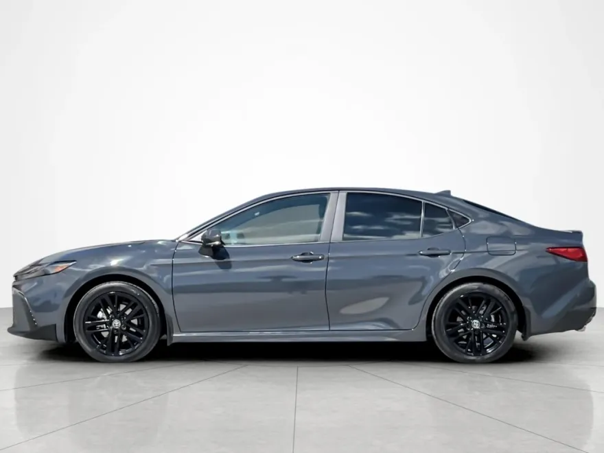 2025 Toyota Camry SE photo 1