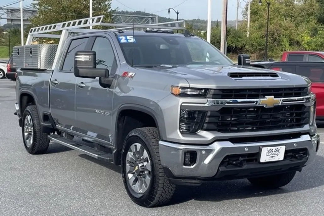 2025 Chevrolet Silverado 3500HD LT photo 1