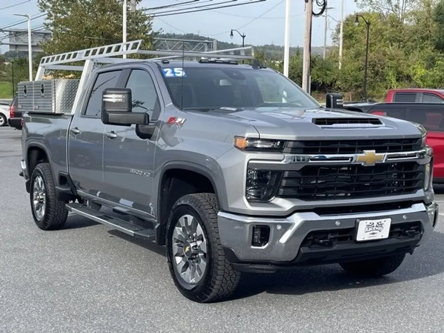 2025 Chevrolet Silverado 3500HD LT photo 1