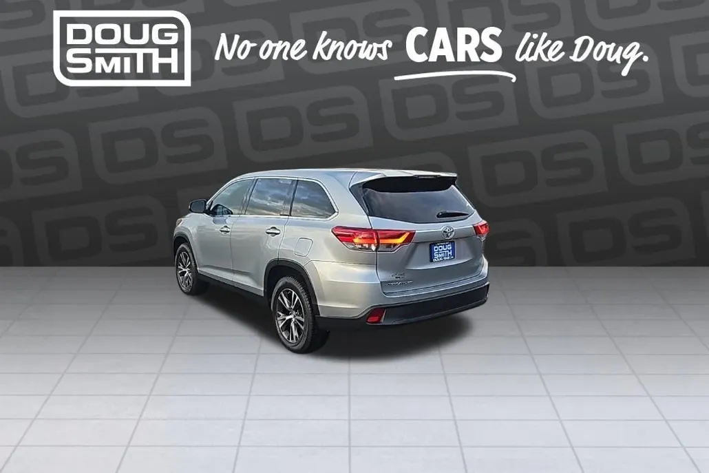 2019 Toyota Highlander LE Plus photo 1