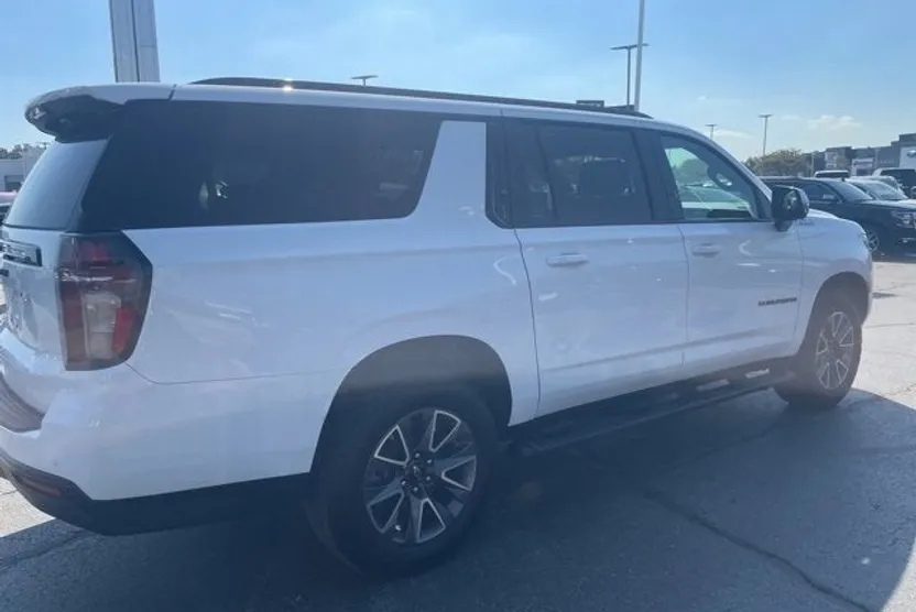 2023 Chevrolet Suburban Z71 photo 1