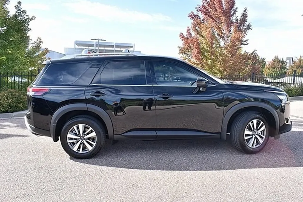 2025 Nissan Pathfinder SL photo 1