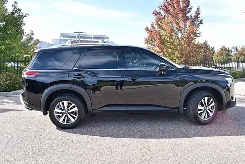 2025 Nissan Pathfinder SL photo 1