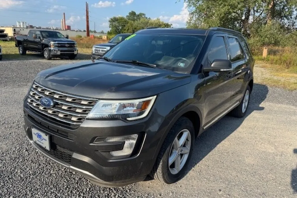 2017 Ford Explorer XLT photo 1