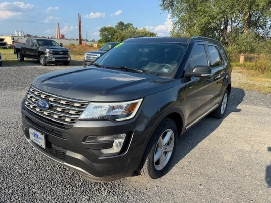 2017 Ford Explorer XLT photo 1