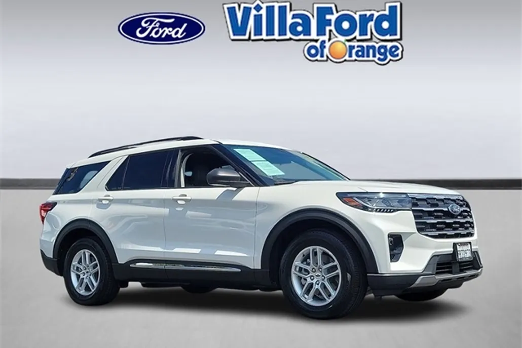 2025 Ford Explorer photo 1