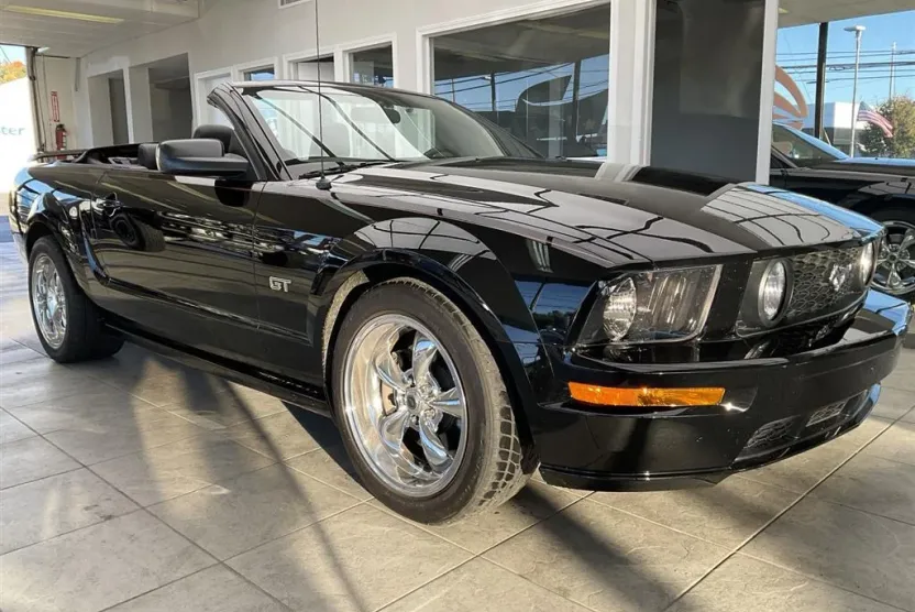 2006 Ford Mustang GT Deluxe Convertible photo 1