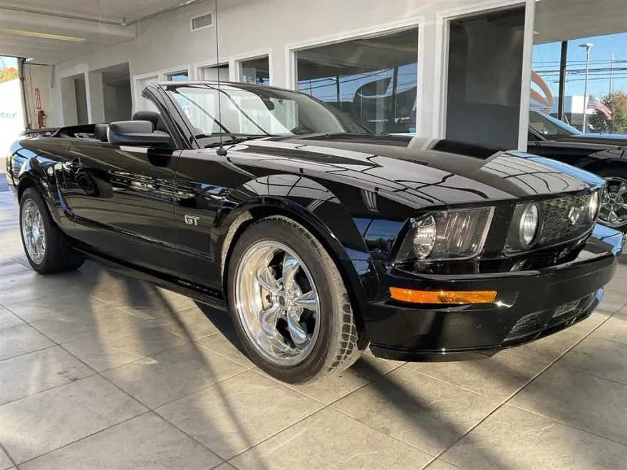 2006 Ford Mustang GT Deluxe Convertible photo 1