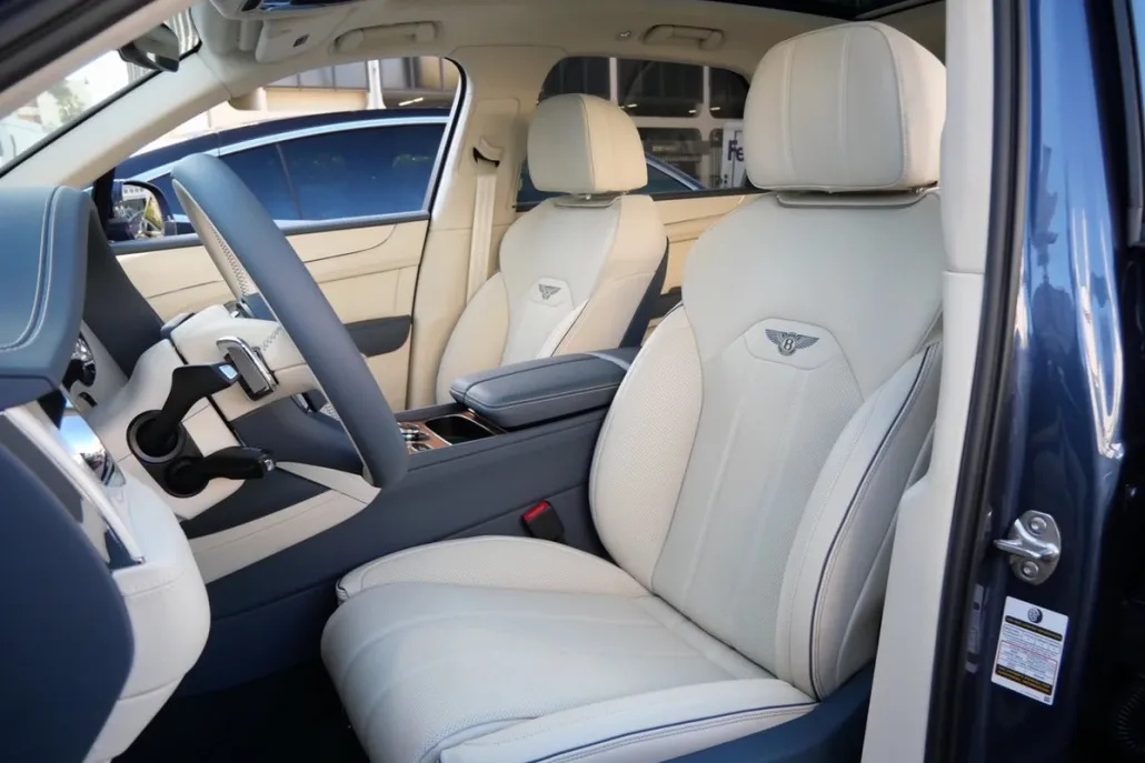 2025 Bentley Bentayga V8 photo 1
