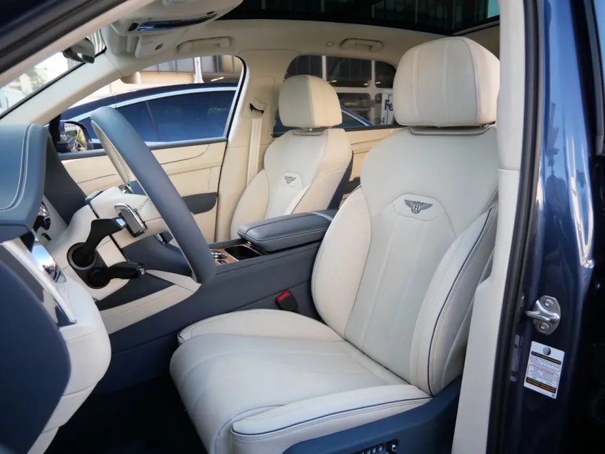 2025 Bentley Bentayga V8 photo 1