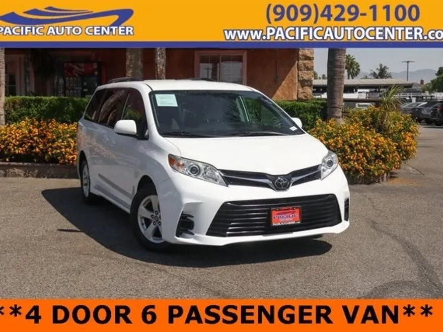 2019 Toyota Sienna LE photo 1