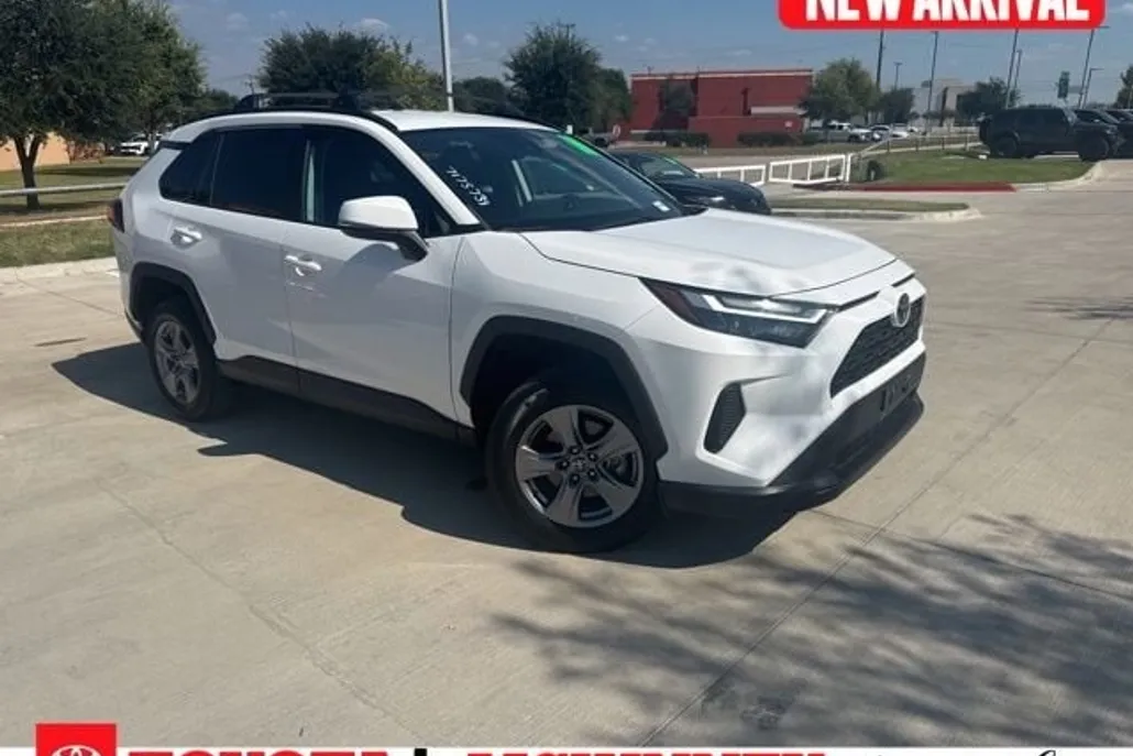 2022 Toyota RAV4 XLE photo 1