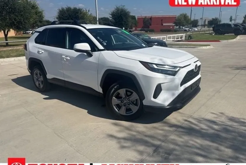 2022 Toyota RAV4 XLE photo 1
