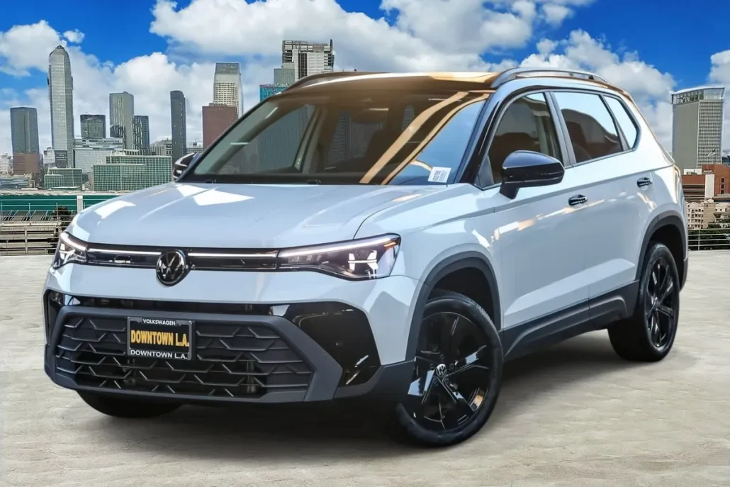 2025 Volkswagen Taos SE photo 1