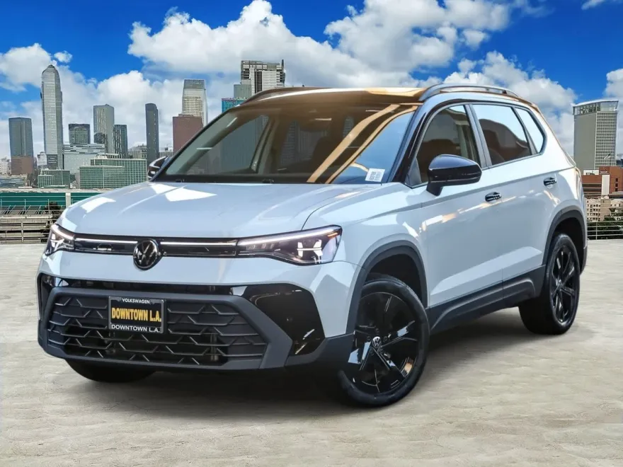 2025 Volkswagen Taos SE photo 1