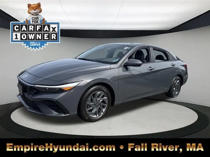 2024 Hyundai Elantra SEL photo 1