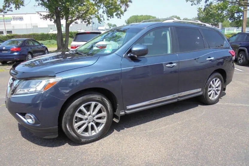 2016 Nissan Pathfinder SL photo 1