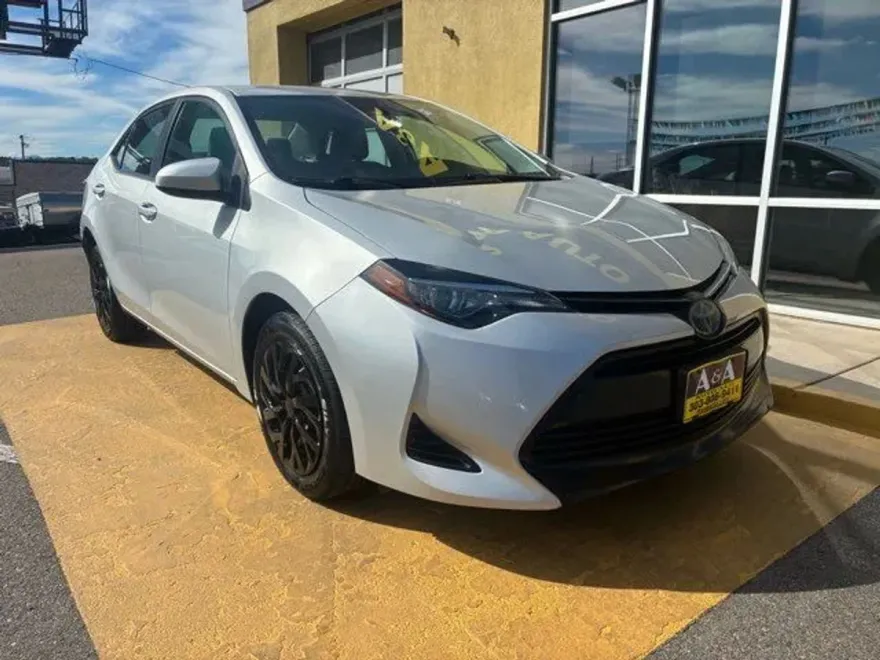 2019 Toyota Corolla LE photo 1