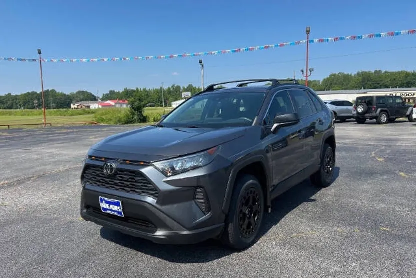 2020 Toyota RAV4 LE photo 1