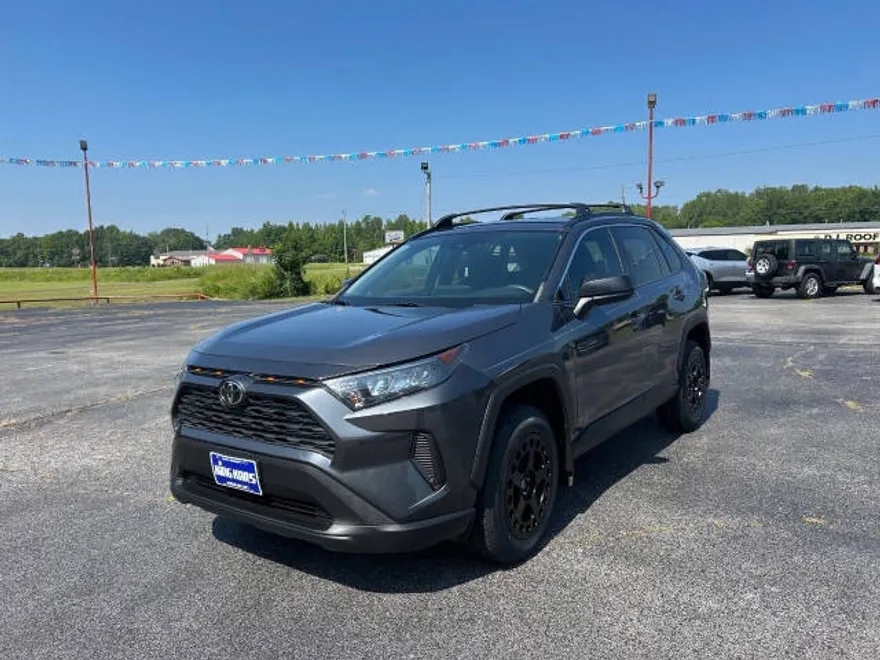2020 Toyota RAV4 LE photo 1