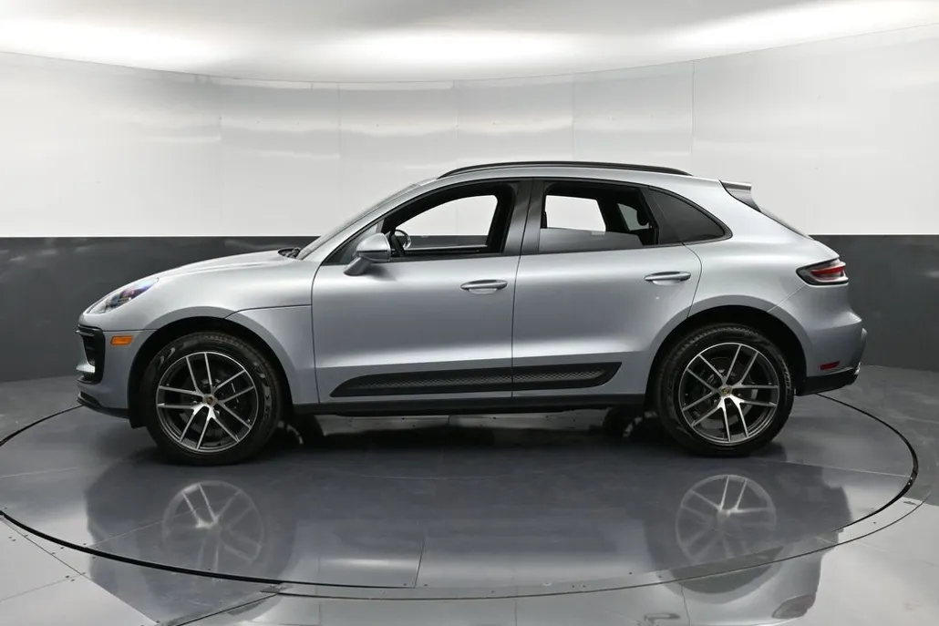 2025 Porsche Macan T photo 1