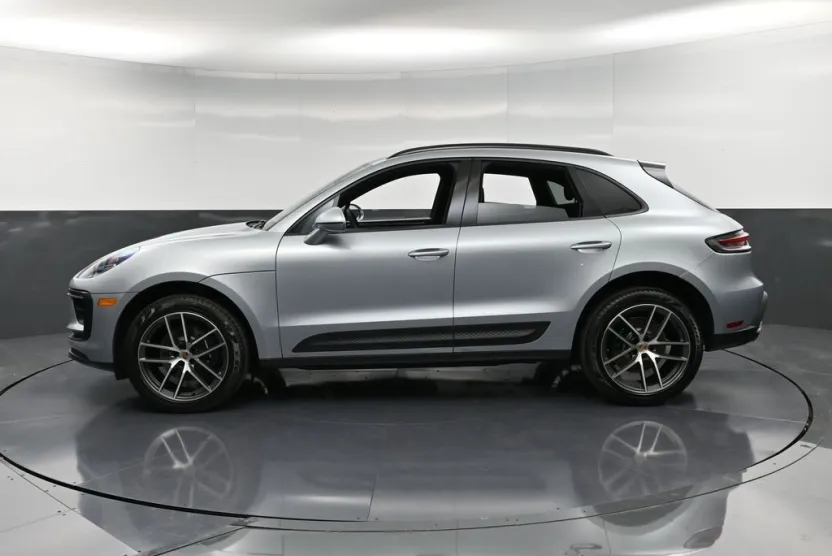 2025 Porsche Macan T photo 1