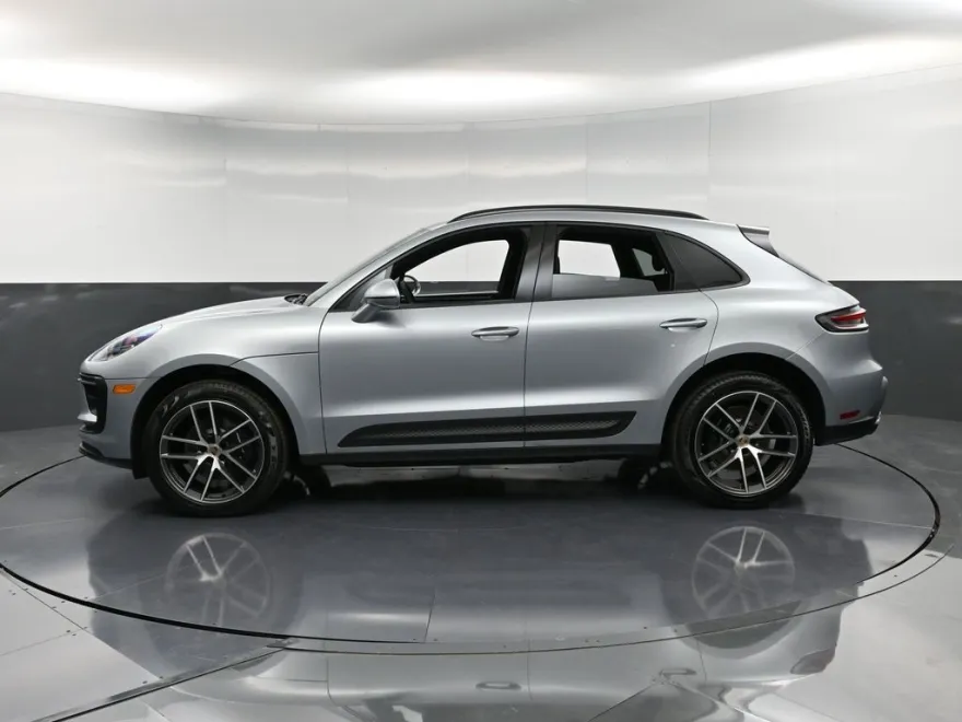 2025 Porsche Macan T photo 1