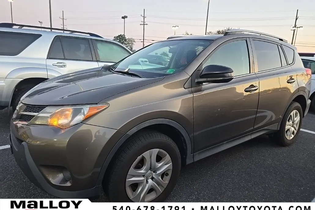 2015 Toyota RAV4 LE photo 1