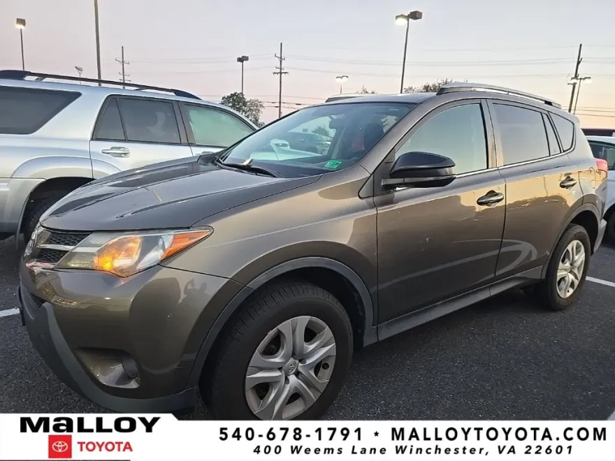 2015 Toyota RAV4 LE photo 1