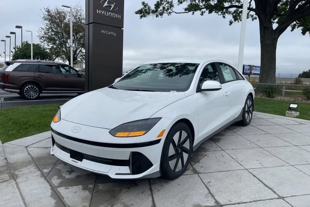 2025 Hyundai Ioniq 6 SE photo 1
