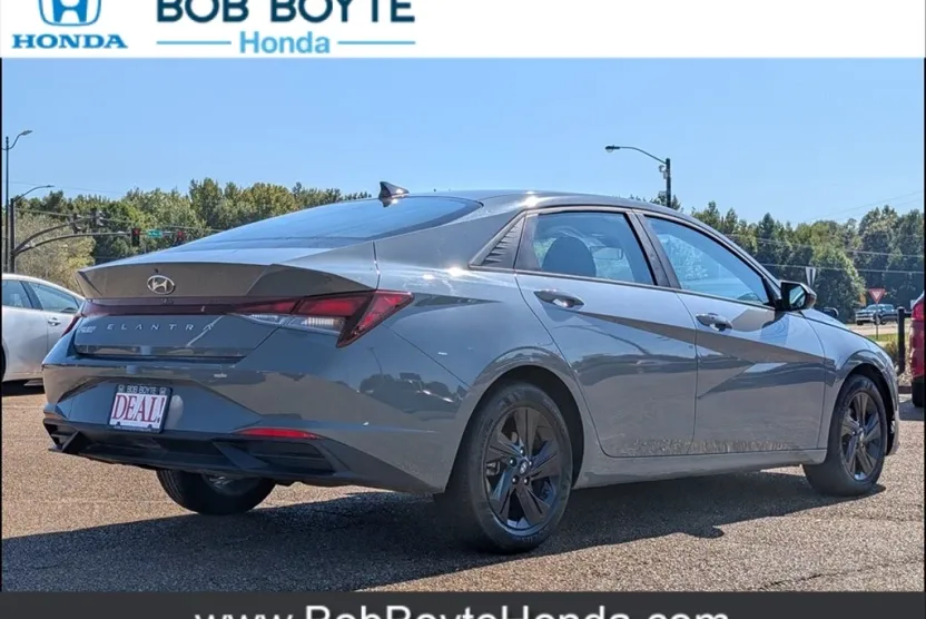 2022 Hyundai Elantra SEL photo 1