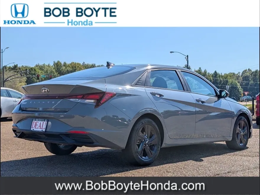 2022 Hyundai Elantra SEL photo 1