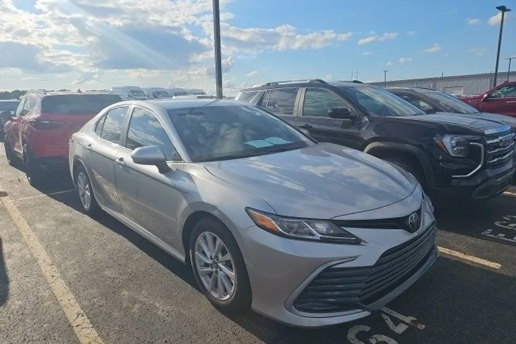 2021 Toyota Camry LE photo 1