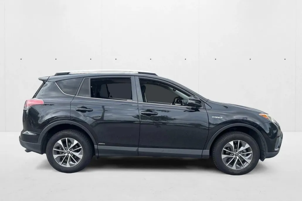 2016 Toyota RAV4 Hybrid XLE photo 1