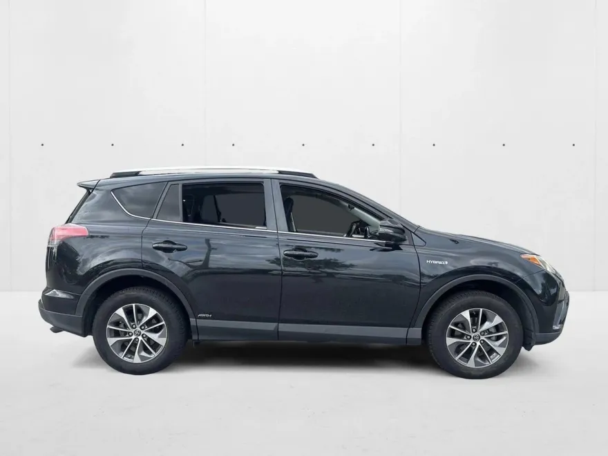 2016 Toyota RAV4 Hybrid XLE photo 1