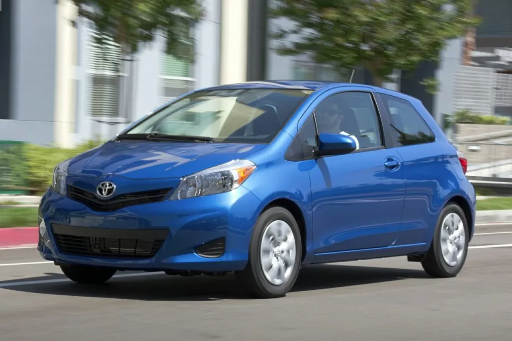 2013 Toyota Yaris L photo 1