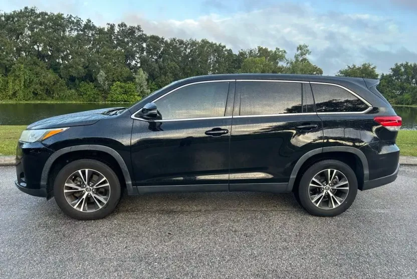 2019 Toyota Highlander LE photo 1