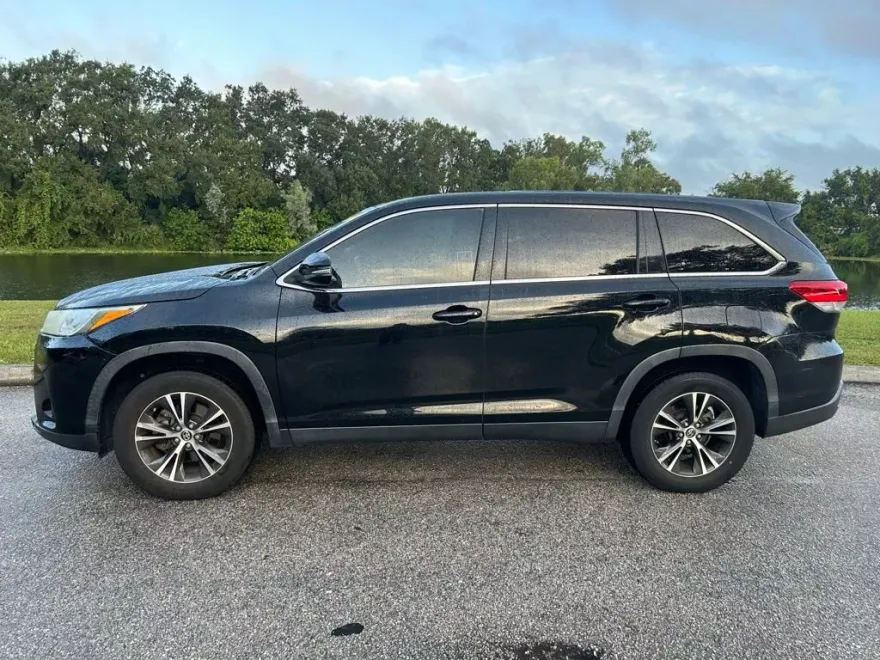 2019 Toyota Highlander LE photo 1