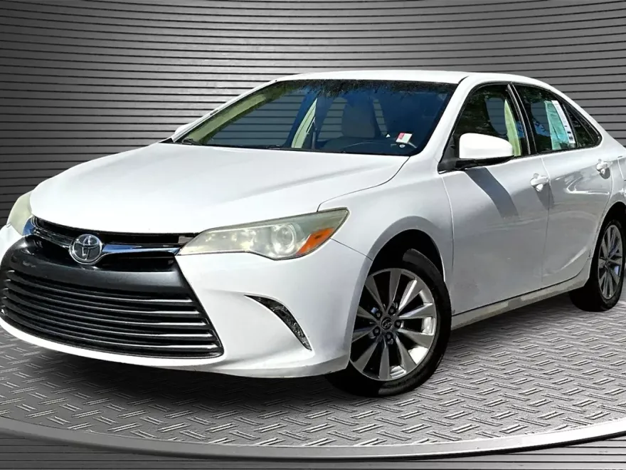 2015 Toyota Camry XLE photo 1
