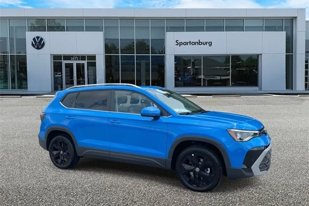 2025 Volkswagen Taos SE photo 1