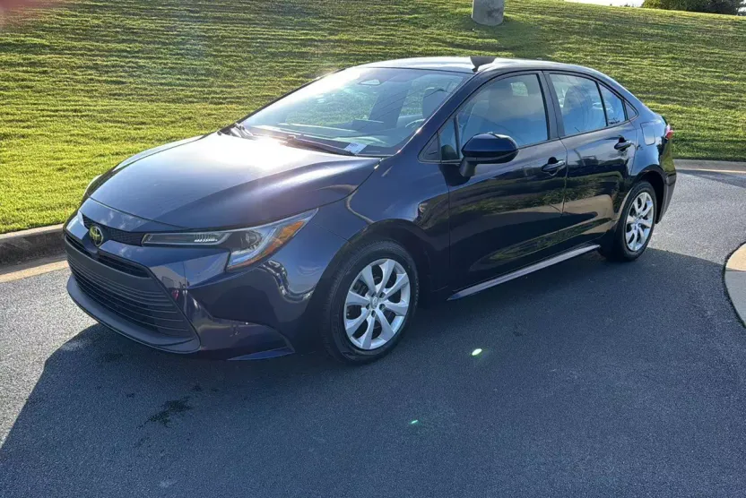 2023 Toyota Corolla LE photo 1