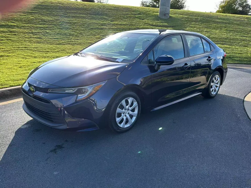 2023 Toyota Corolla LE photo 1