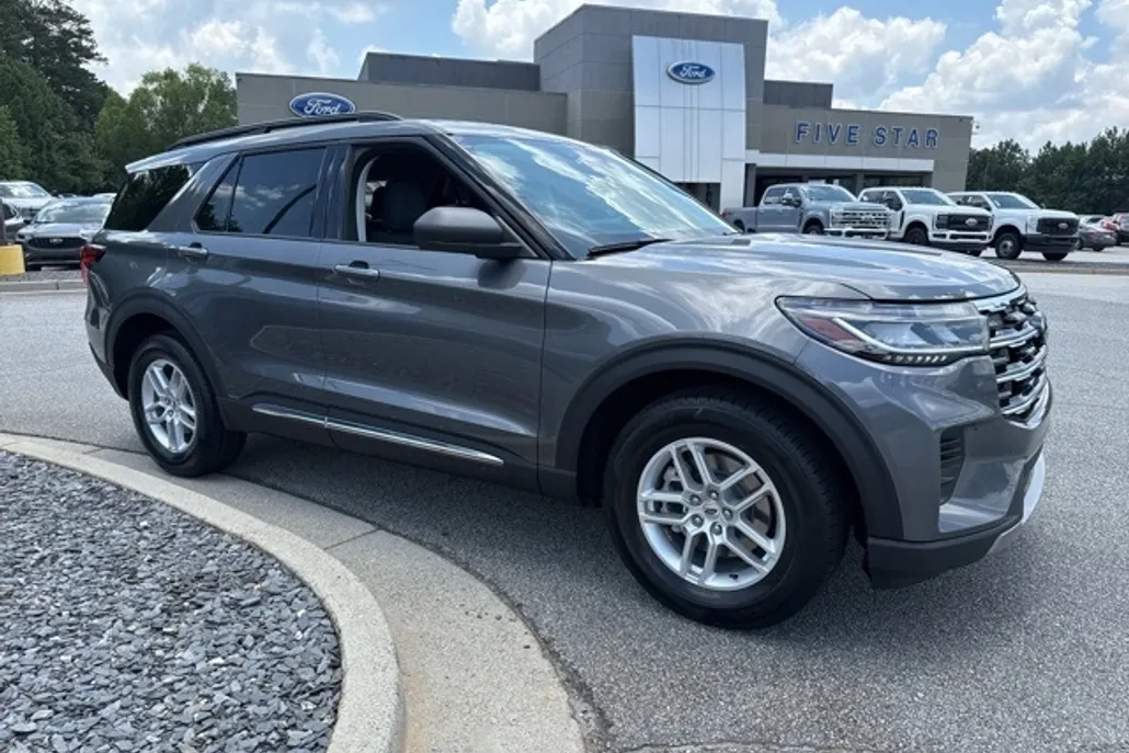 2025 Ford Explorer photo 1