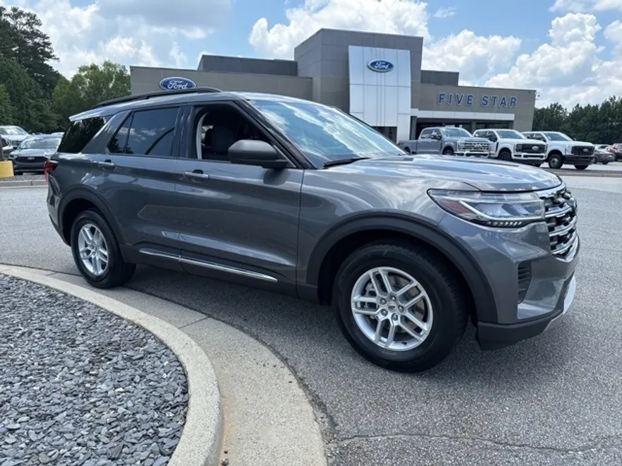 2025 Ford Explorer photo 1