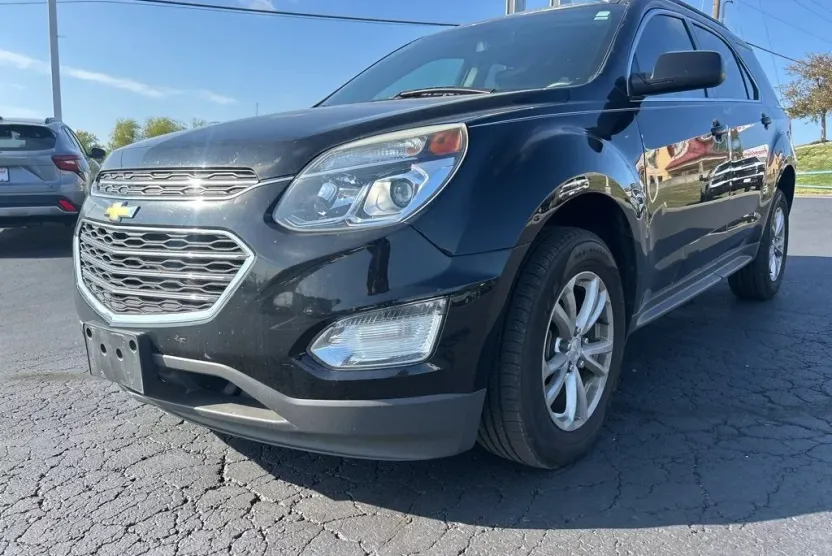 2017 Chevrolet Equinox LT photo 1